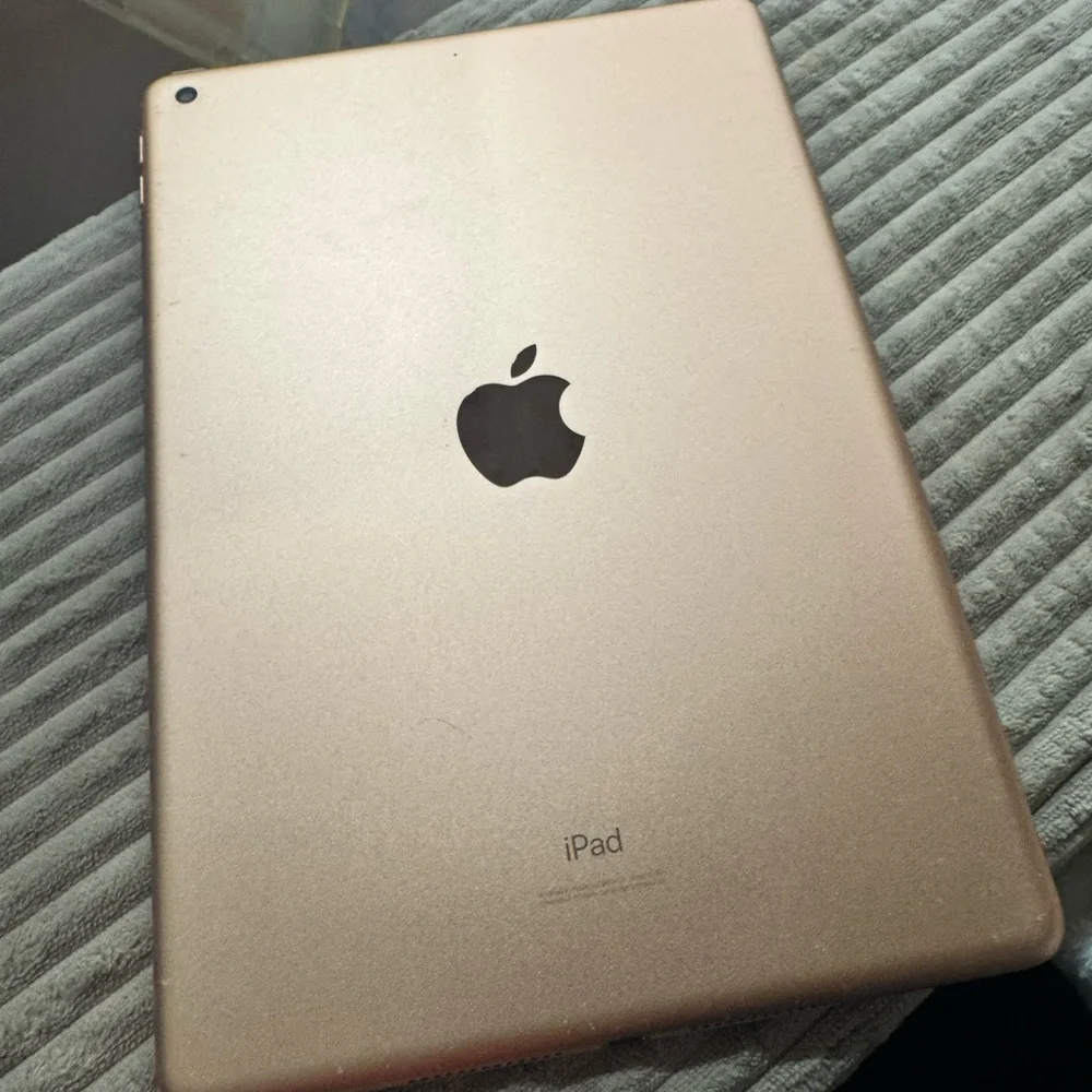 7th Gen iPad Tablet with Cracked Screen.